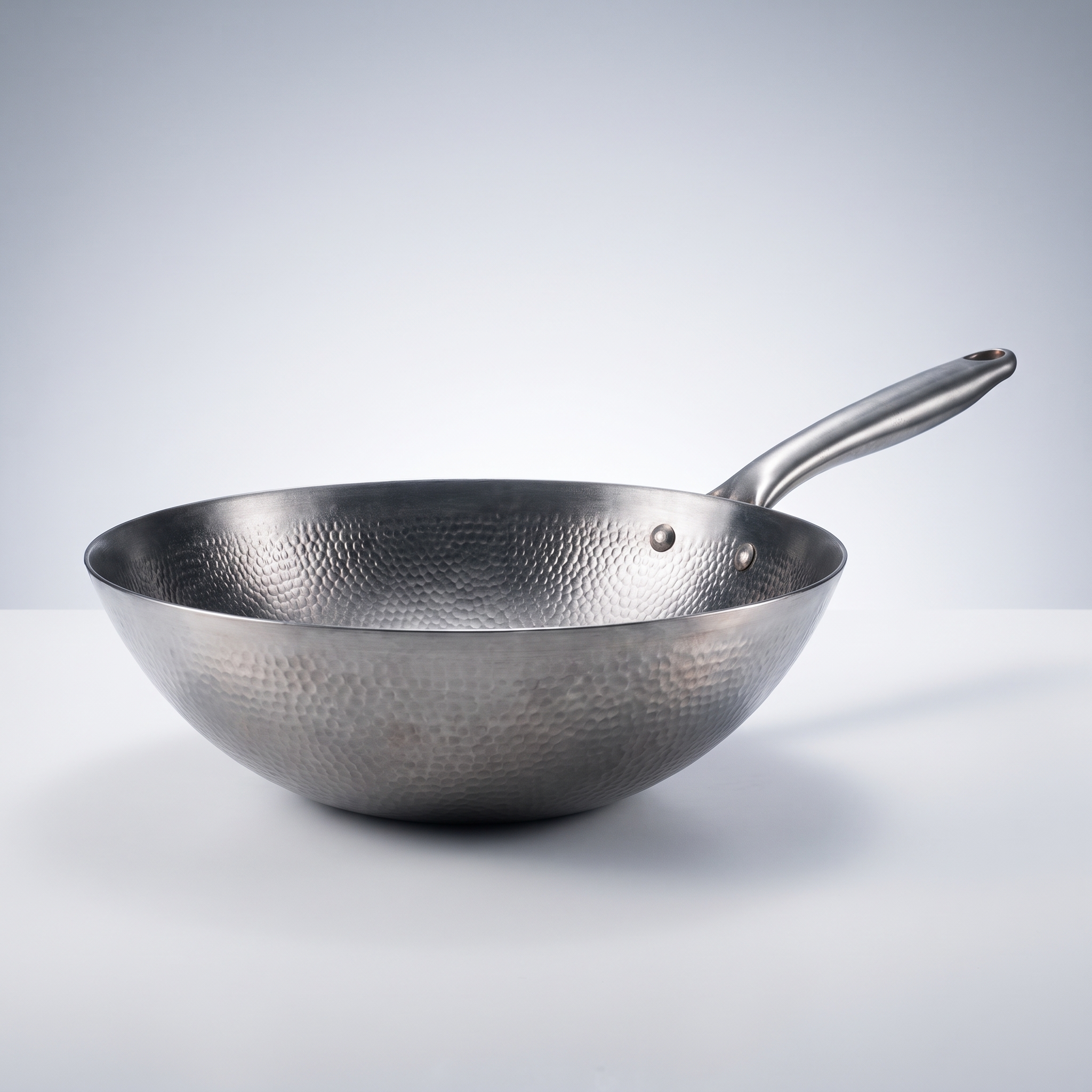 Handgehämmerter Titan-Wok – Seitenansicht